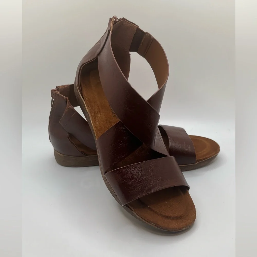 Pierre Dumas Women's Kori Faux Leather Dark Brown Flat Sandals Size 9 - Picture 4 of 14